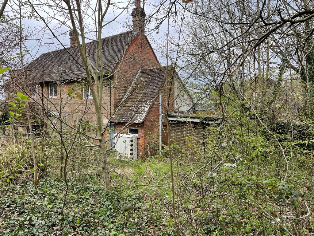 Lot: 91 - FORMER PRIMARY SCHOOL AND LAND WITH POTENTIAL - View of rear of schoool from grounds